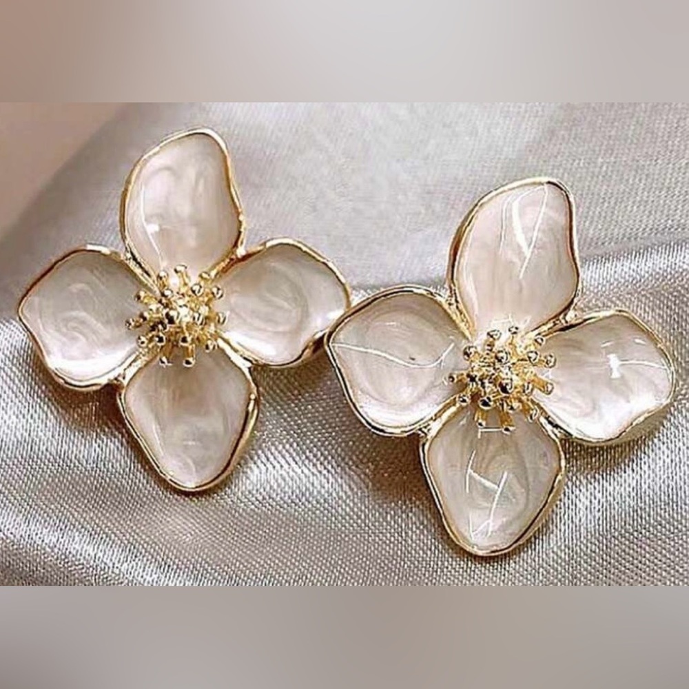 Fashion Jewelry Cream Petal Flower Stud Earrings - Gold Trim